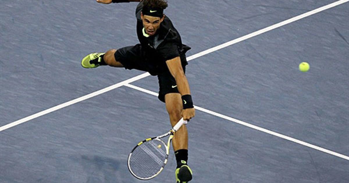 США, Нью-Йорк. Іспанський тенісист Рафаель Надаль відбиває подачу свого співвітчизника Фернандо Вердаско під час одиночного чвертьфінального матчу, який відбувся у 11 день тенісного турніру US Open у Національному тенісному центрі Біллі Джин Кінга, Квінс, Нью-Йорк. / © AFP