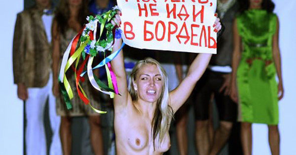 Активістки FEMEN мало не зірвали показ дизайнерки Олени Голець. / © УНІАН