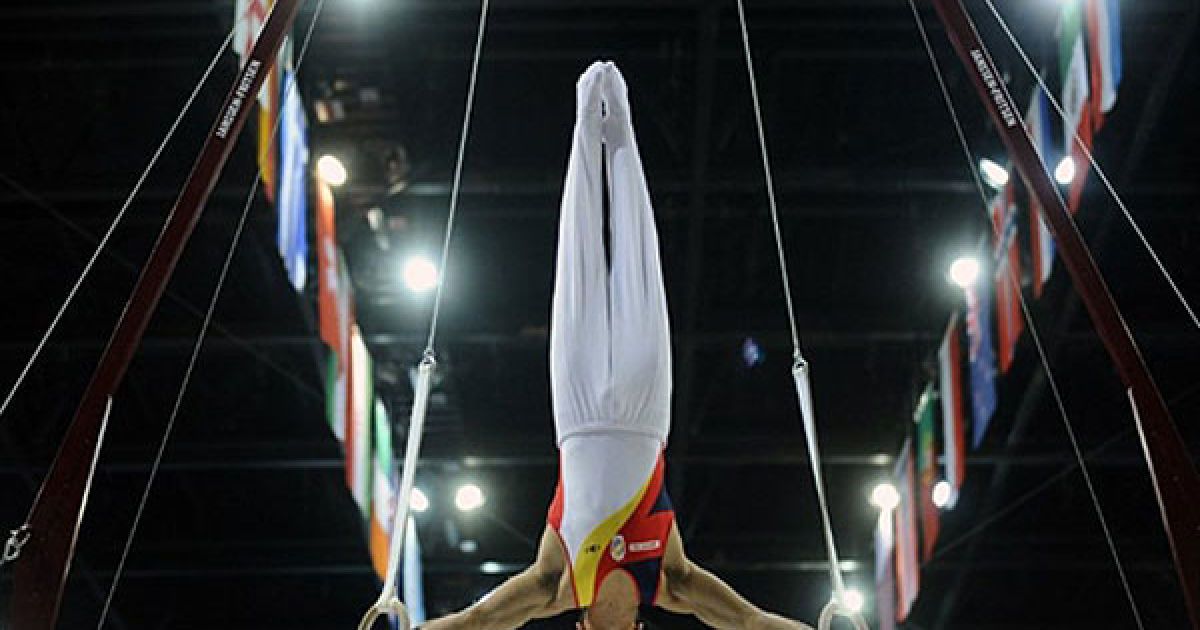 Нідерланди, Роттердам. Іспанський гімнаст Серхіо Муньос виконує вправу на кільцях під час кваліфікаційних змагань на 42-му Чемпіонаті світу зі спортивної гімнастики у Роттердамі. / © AFP