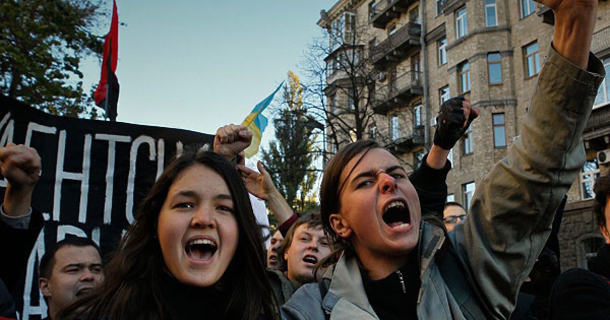 Мітингувальники тримали в руках фаєри / © Украинское Фото