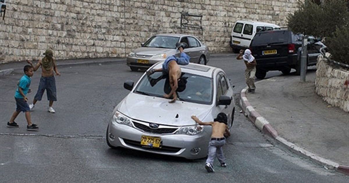 Ізраїльський водій збиває палестинського юнака, який стояв посеред групи молодих людей, що почали кидати каміння у ізраїльські автомобілі в арабському районі Єрусалиму Сільван