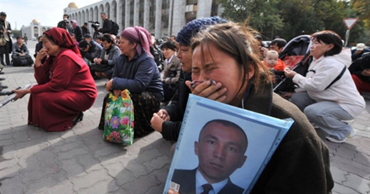 Вшанування пам&rsquo;яті загиблих під час масових заворушень 7 квітня у Бішкеку. Через відсутність абсолютного переможця парламентських виборів, очікується, що уряд Киргизії буде сформовано за кілька тижнів, протягом яких політики будуть зайняті переговорами. / © AFP