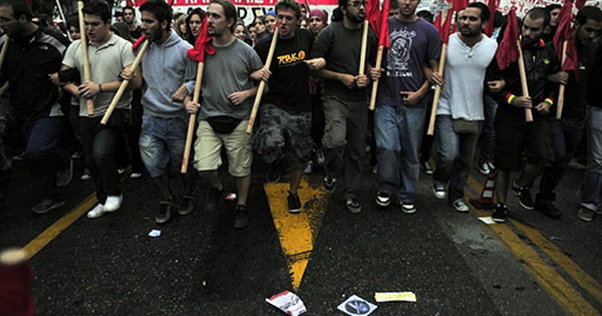 Греція, Салоніки. Демонстранти прямують до міжнародного ярмарку у місті Салоніки, де прем'єр-міністр Греції Георгіос Папандреу виступив з промовою. Тисячі людей у Салоніках взяли участь у демонстраціях на знак протесту проти жорсткої економії грецького уряду і урядових планів щодо скорочення державних витрат. / © AFP