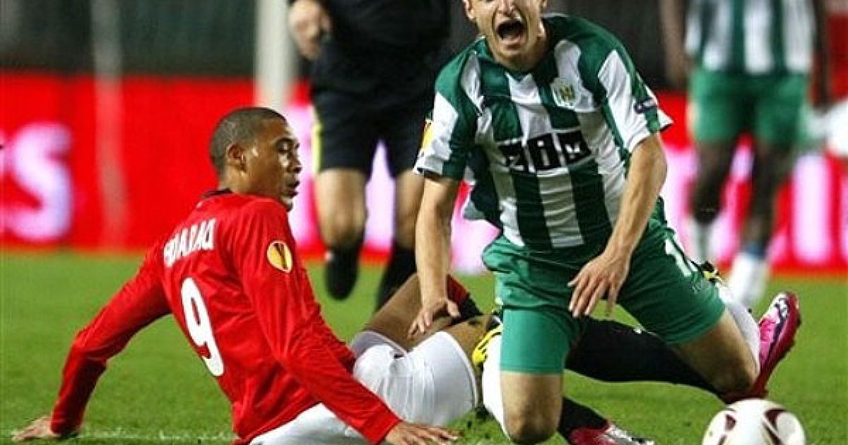 Форвард ПСЖ Оаро збиває півзахисника "Карпат" Михайла Кополовеця. / © daylife.com