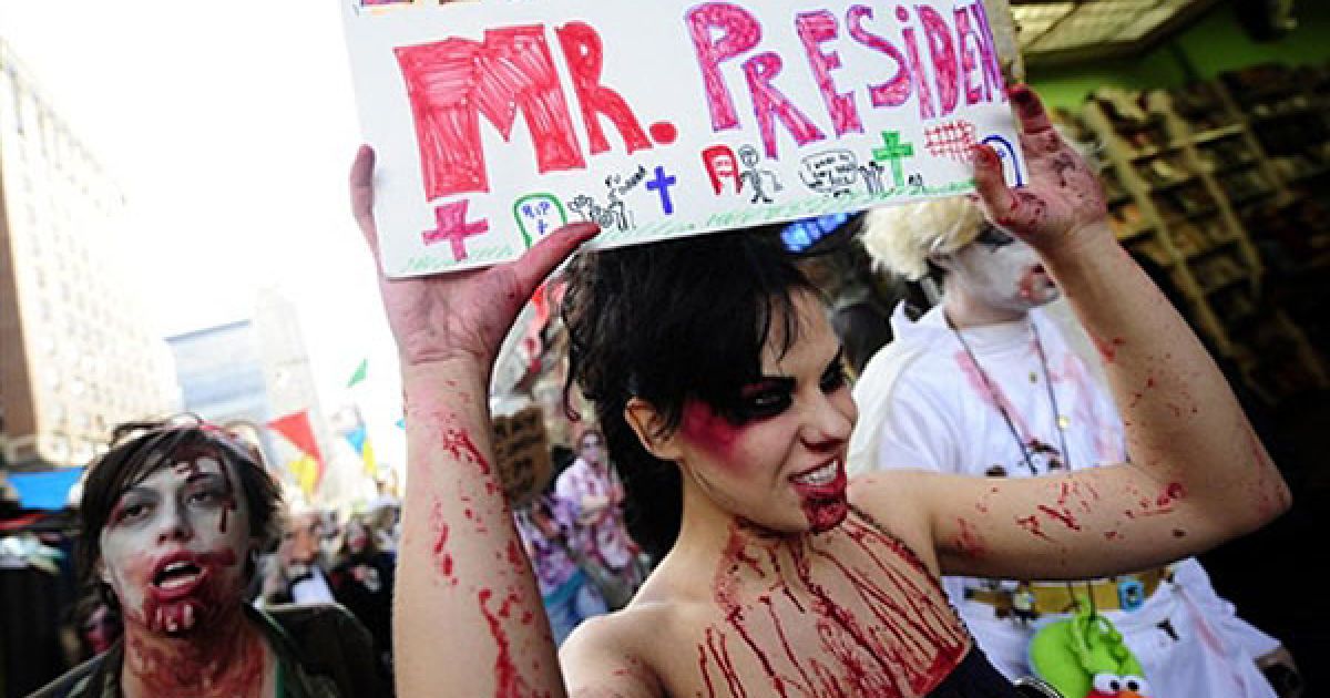 На Манхеттені в Нью-Йорку пройшов щорічний парад зомбі Zombiecon / © AFP