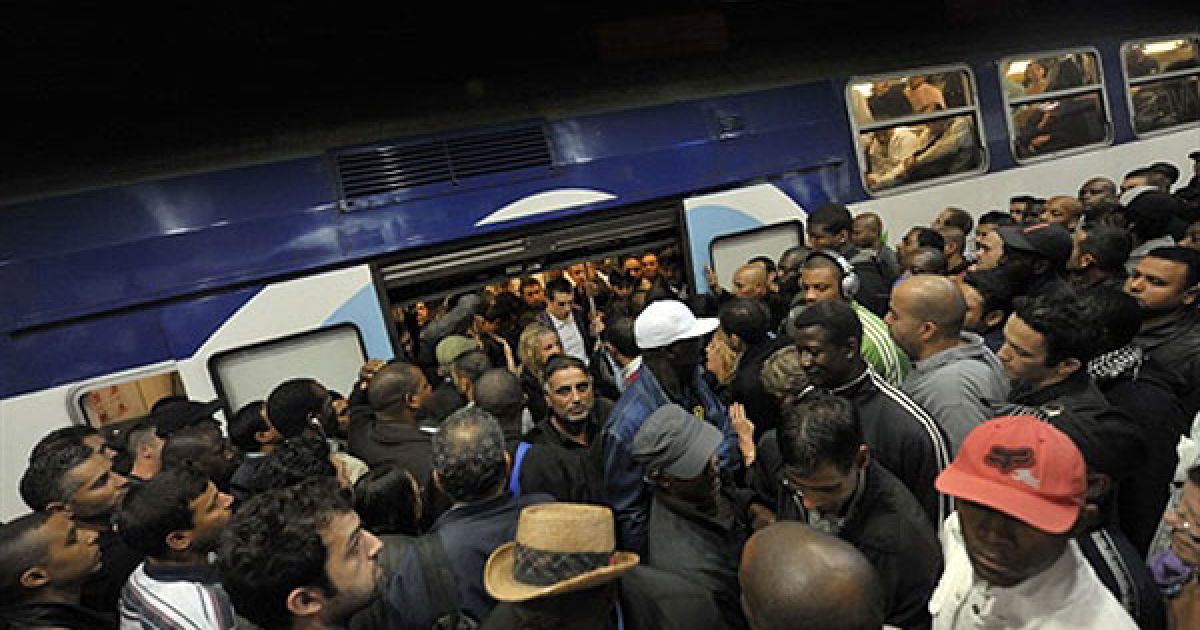 У Франції триває загальнонаціональний страйк проти планів уряду президента Ніколя Саркозі з реформи пенсійної системи та підвищення пенсійного віку з 60 до 62 років. / © AFP