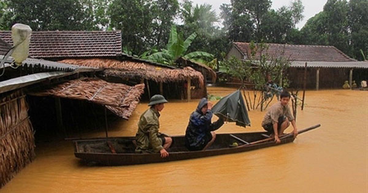 В&#039;єтнам, Хатінь. Місцеві жителі залишають свої будинки на
невеличкому човні після того, як у центральній провінції країни Хатінь
почалась повінь. Число загиблих від повені, яка спустошила центральний
В&#039;єтнам протягом останніх днів, досягло щонайменше 28 осіб. / © AFP