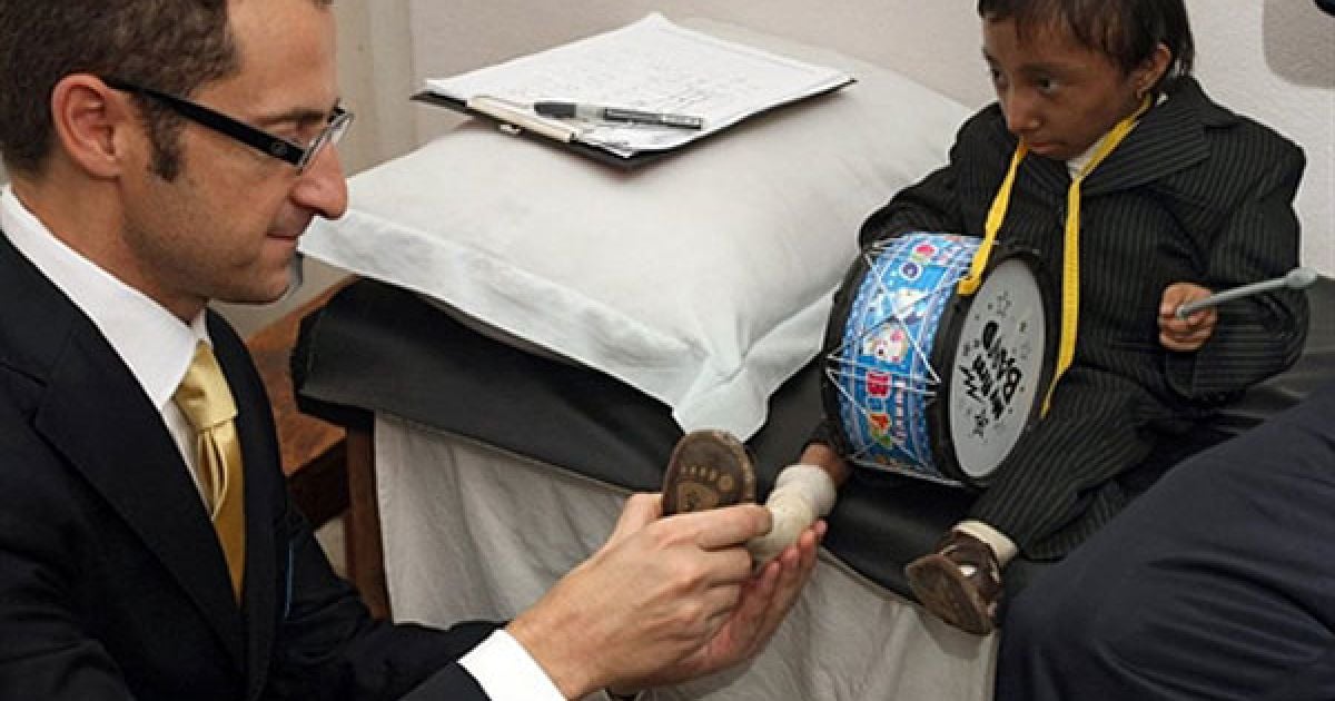 Зріст 18-річного Хагендри Тапа Магара складає усього 67,08 сантиметрів, а вага - 5,5 кг. / © AFP