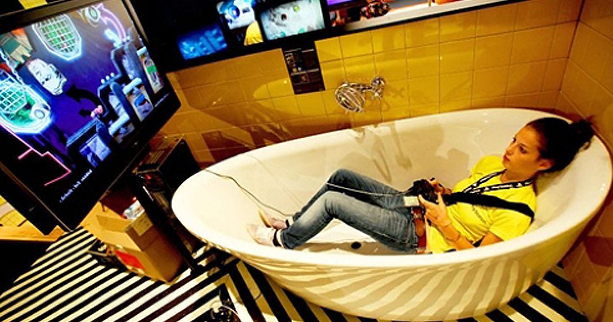 Дівчина тестує нову відеогру на найбільшій в Європі виставці інтерактивних ігор Gamescom в Кельні. / © AFP