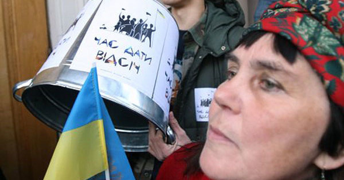 Учасники вигукували вимоги у гучномовець та стукали у цинкові відра та барабани. / © УНІАН