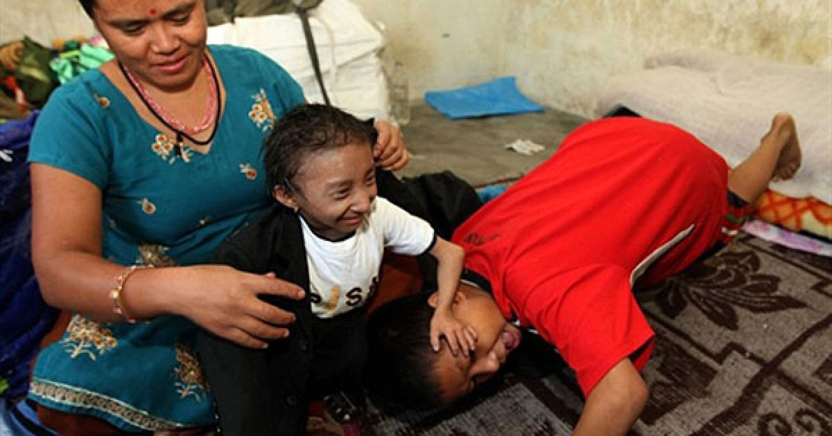 Махеш і Магар пустують, доки мати вдягає Магара / © AFP