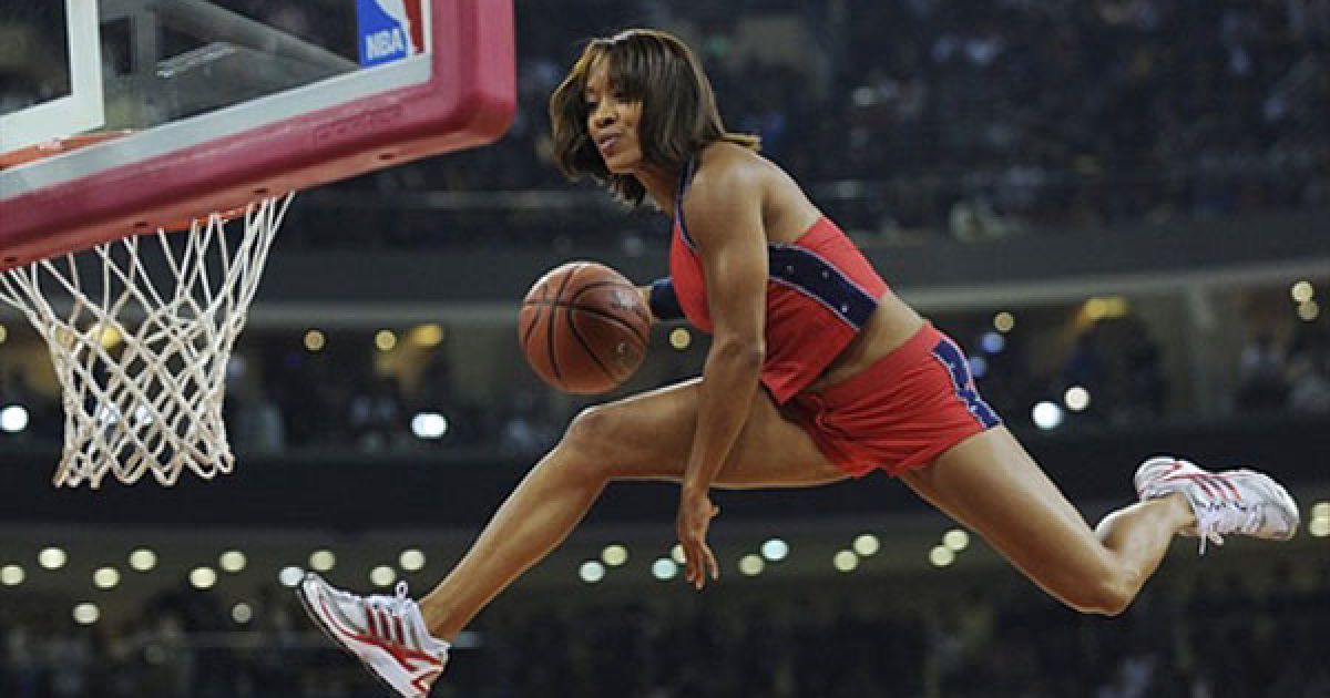 Китай, Китай. Дівчинка з групи підтримки виконує трюки під час перерви у баскетбольному матчі між "Х'юстон Рокетс" і "Нью-Джерсі Нетс" у Пекіні. / © AFP