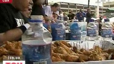 Американка съела 181 куриное крылышко за 12 минут