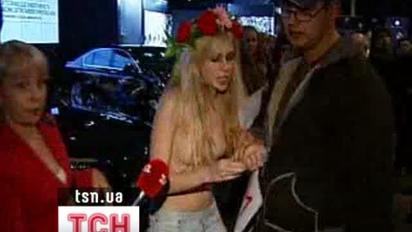 Голі дівчата з FEMEN вибігли на подіум UFW