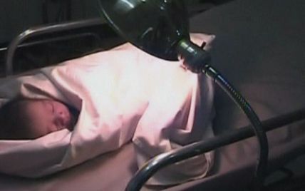 Жінка народила дитину в туалеті літака і спокійно зійшла з трапу (відео)