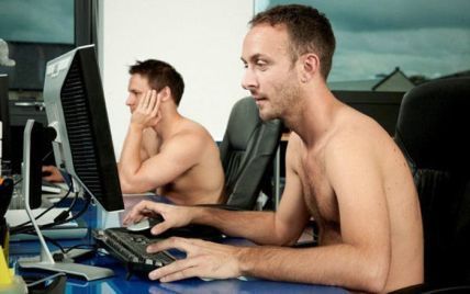 Голий чоловік зайшов в чужий офіс, щоб подивитися порнографію