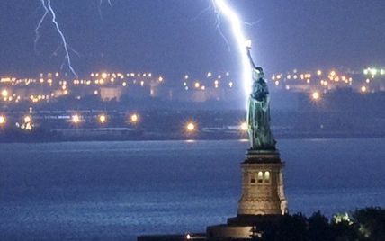 Фотограф зняв пряме попадання блискавки у статую Свободи