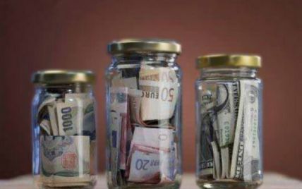 Українці за місяць віднесли у банки  більш як півмільярда доларів