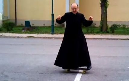 Угорський священик на скейті став зіркою YouTube