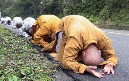 Буддистські монахи проповзли на колінах 800 кілометрів