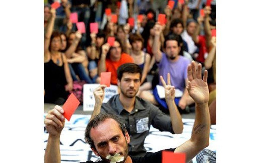 Іспанія, Валенсія. Демонстранти сидять перед регіональним парламентом у Валенсії під час акції протесту. Сотні людей продовжують протестувати проти економічної кризи. / © AFP