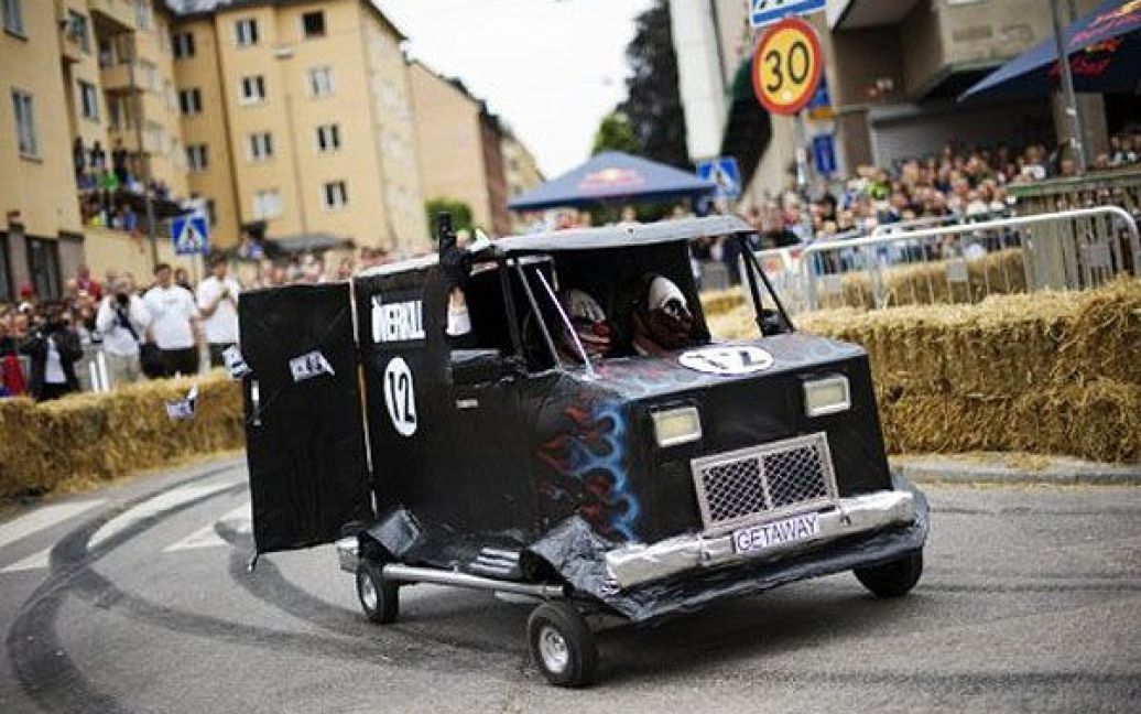 В Стокгольмі провели перегони на саморобних "мильницях" Stockholm Red Bull Soapbox 2011. / © AFP
