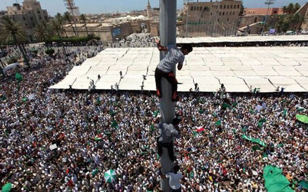 Лівійська Арабська Джамахірія, Тріполі. Тисячі прихильників Муаммара Каддафі зібрались для проведення п&#039;ятничної молитви на Зеленій площі в Тріполі. / © AFP