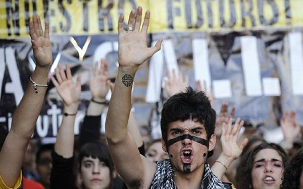 Іспанія, Мадрид. Сотні людей взяли участь в акйції протесту проти професійних і соціальних умов життя молоді в Іспанії, яку організувала ініціативна група під назвою "Молодість без майбутнього". / © AFP