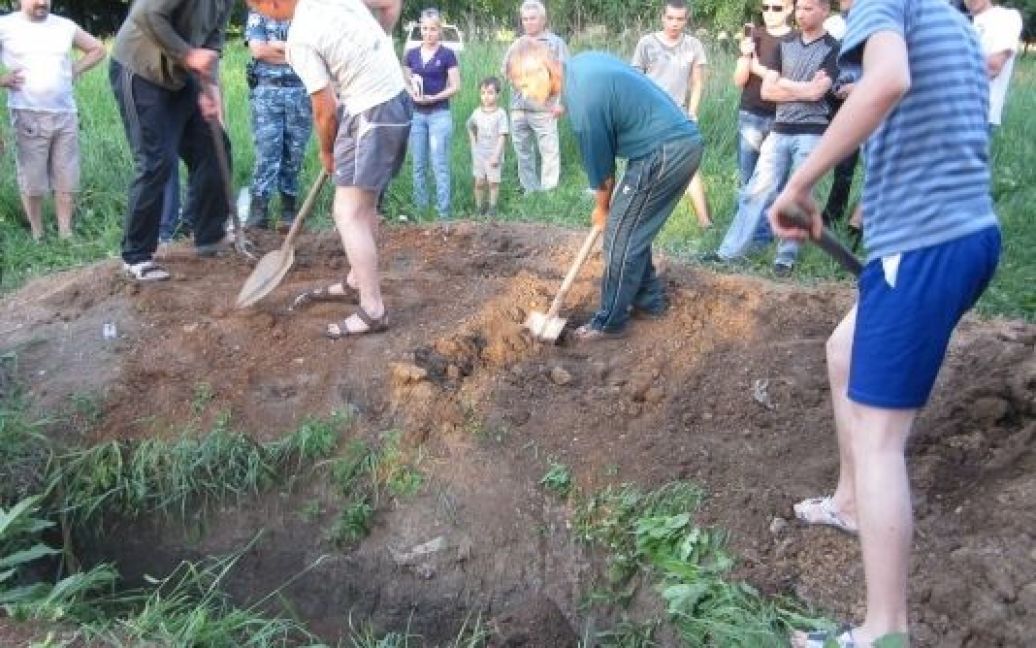 Почали закопувати "небіжчика"-добровольця рівно о 19.00. Попередньо забили труну цвяхами. / © gazeta.ua