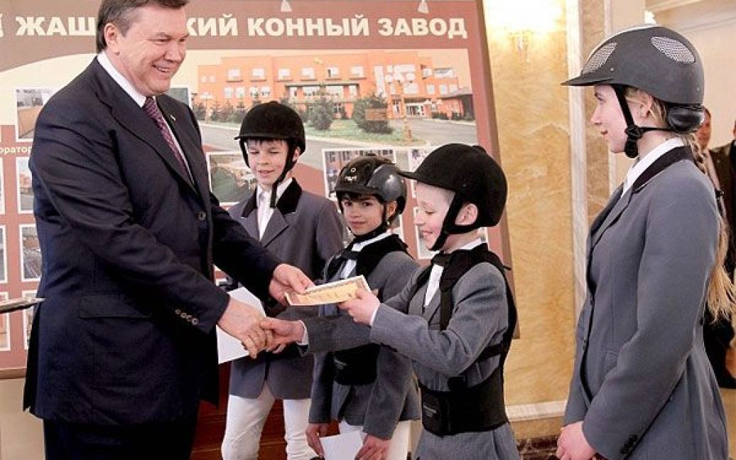 Віктор Янукович переглянув показовий виступ вихованців Жашківської кінноспортивної школи та вручив їм пам&#039;ятні дипломи. / © President.gov.ua