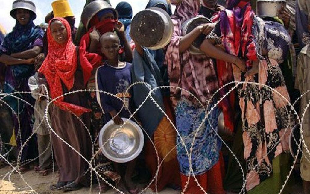 Сомалі, Могадішо. Внутрішньо переміщені сомалійці чекають на отримання пайків та продовольчої допомоги. Приблизно третина населення країни знаходиться на межі голодної смерті. Важкі бої спалахнули в столиці Сомалі Могадішо, коли урядові війська почали штурм повстанської фортеці. / © AFP