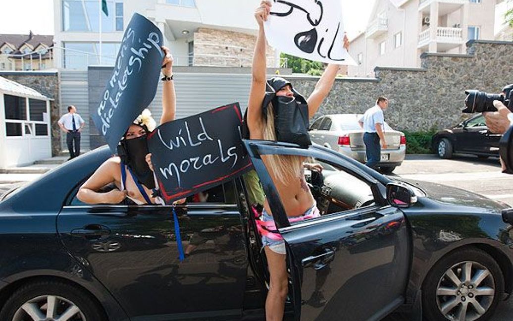 Наприкінці акції FEMEN закидав будівлю посольства батогами, якими влада Саудівської Аравії закликає чоловіків бити жінок за спробу сісти за кермо. / © Жіночий рух FEMEN
