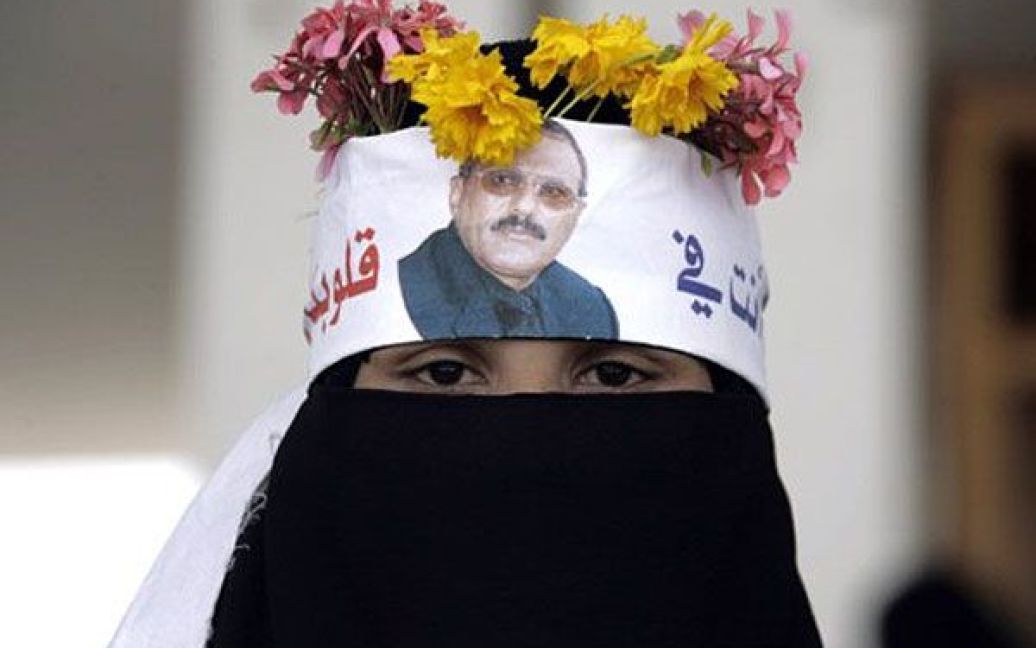 Ємен, Сана. Жінка із фотографією президента країни Алі Абдалли Салеха та написом арабською "Ви в наших серцях" бере участь у провладному мітингу в місті Сана. / © AFP