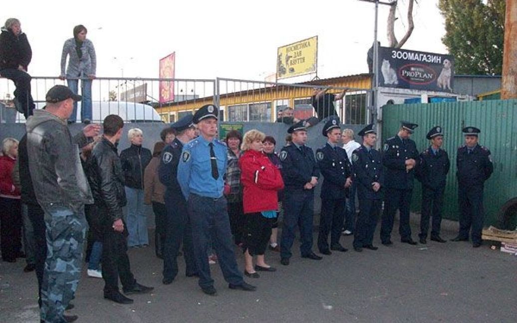 У понеділок вранці на ринку "Лісовий" силами міліції було розпочато демонтаж лотків. / © Майдан