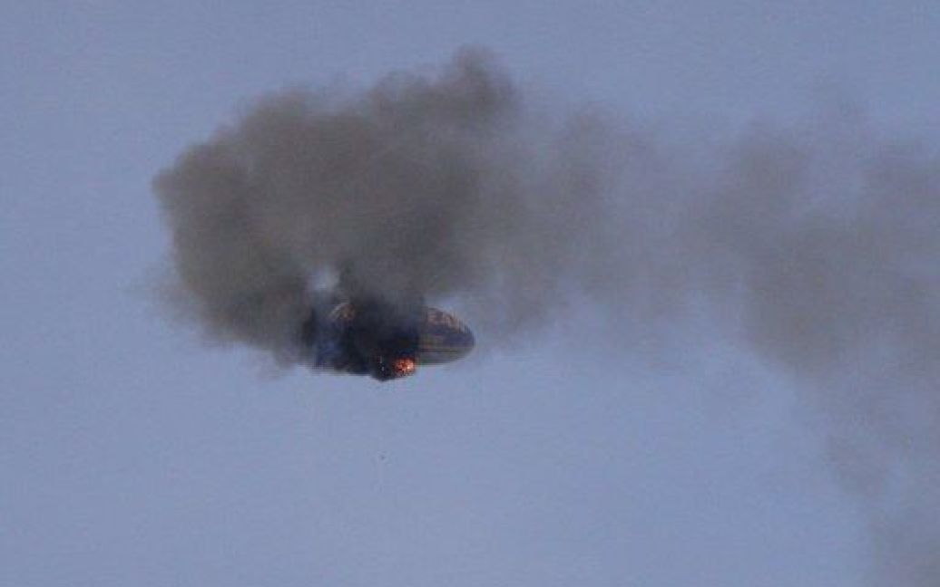 На південному заході Німеччини під час польоту загорівся дирижабль, пілот встиг врятувати пасажирів, але сам загинув. / © AFP