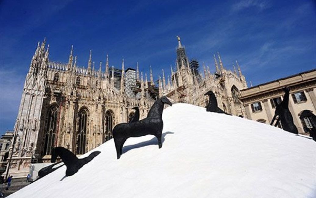 Італія, Мілан. Робота італійського художника Міммо Паладіно "Соляна гора" виставлена на площі Пьяцца дель Дуомо в Мілані. Скульптура, яка має 35 м у діаметрі і 10 метрів в висоту, була реконструйована через 20 років після своєї першої виставки. / © AFP