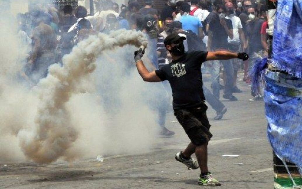 У Греції в ході масових безладів, спровакованих анархістами, майже 50 осіб отримали поранення. / © AFP