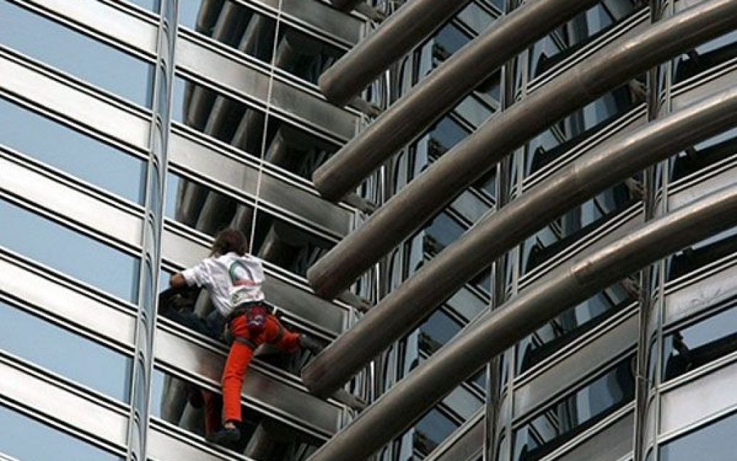 Зазвичай Ален Робер піднімається на висотні будівлі без страховки. / © AFP