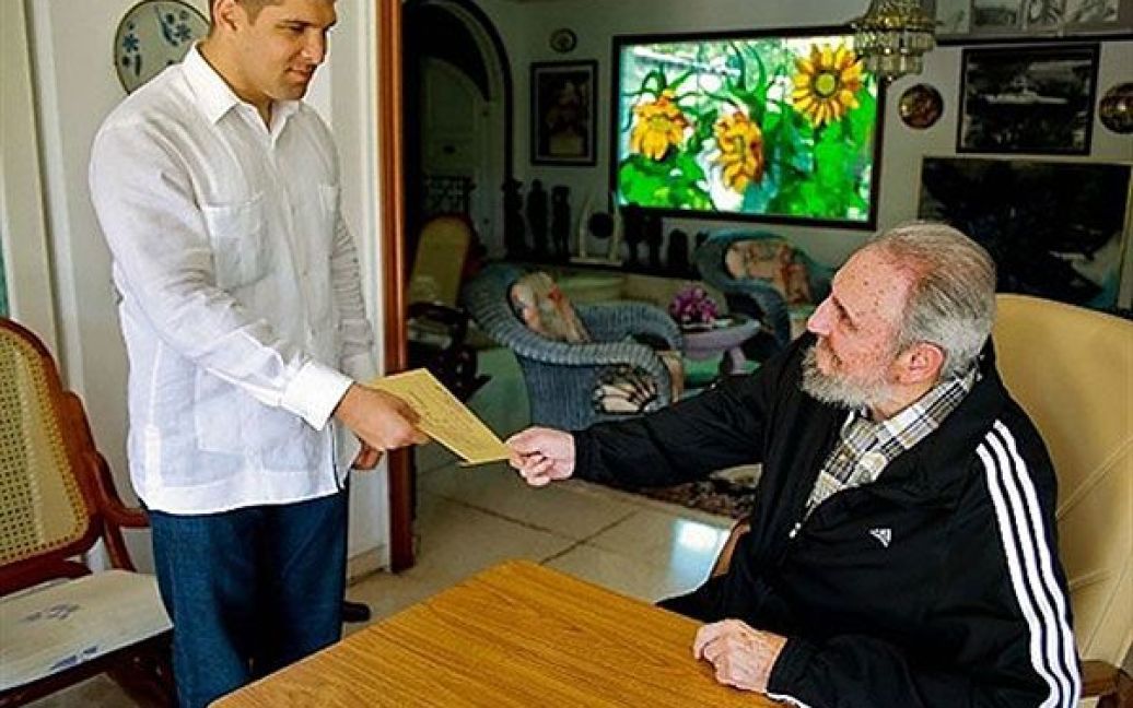 Куба, Гавана. Колишній президент Куби Фідель Кастро передає конверт зі своїм голосом Раулю Кастро Родрігесу, своєму онуку і особистому охоронцю свого брата і президента країни Рауля Кастро. На Кубі відбулись вибори нового керівництва Кубинської комуністичної партії. Фото AFP/HO/www.cubadebate.cu / © AFP