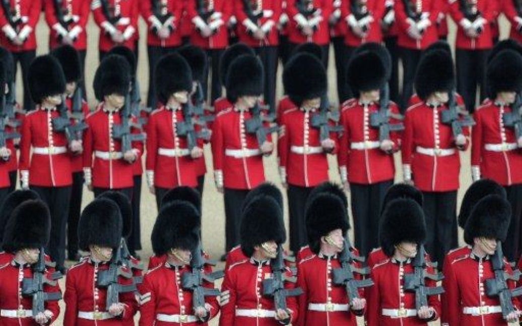 Великобританія, Лондон. Гвардійці беруть участь у параді на честь святкування Дня народження королеви Єлизавети ІІ. В параді кінної гвардії в Лондоні взяли участь більше 600 гвардійців і кавалеристів. / © AFP