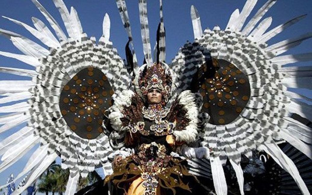 Індонезія, Ємбер. Модель демонструє традиційний індонезійський одяг з пір&rsquo;я та шкір тварин під час участі у 10-му карнавалі моди Ємбер. В карнавалі взяли участь 400 моделей, які пройшлися 3,6-кілометровим подіумом. / © AFP