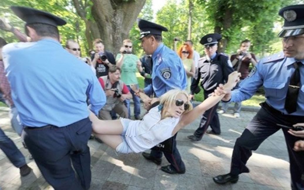 Україна, Київ. Співробітники міліції затримали трьох оголених активісток жіночого руху FEMEN, які намагались влаштувати топлес-протест перед мітингом опозиції біля стін Верховної ради України. / © AFP