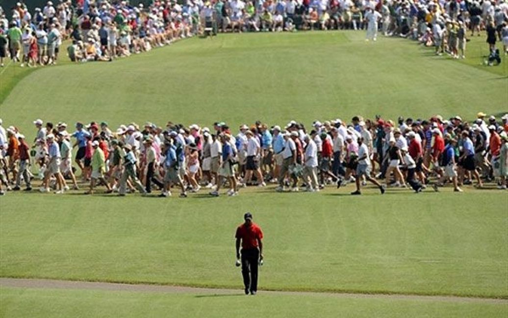 США, Августа. Американський гольфіст Тайгер Вудс йде полем для гольфу під час фінальних змагань на Турнірі майстрів з гольфу у Національному гольф-клубі. / © AFP