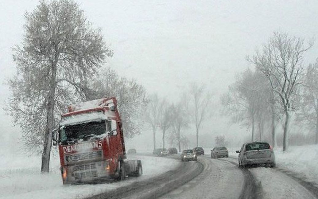 В розпал весни хуртовина замела Польщу снігом, вчинивши у країні транспортний колапс. / © 