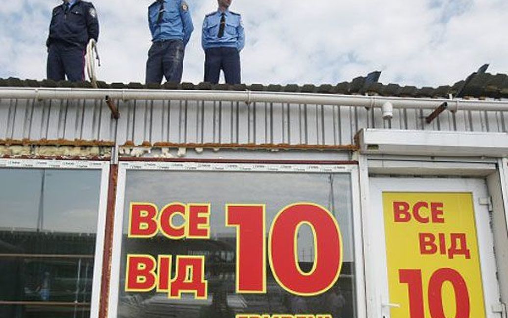 Близько 50 підприємців зробили спробу перешкодити демонтажу кіосків вздовж Броварського проспекту. Кілька активістів були затримані. / © УНІАН