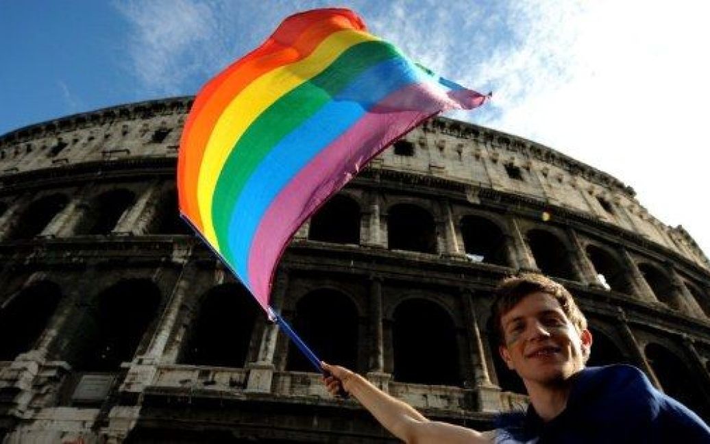 У Римі півмільйона геїв в костюмах наречених та аватарів взяли участь у гей-параді. / © AFP