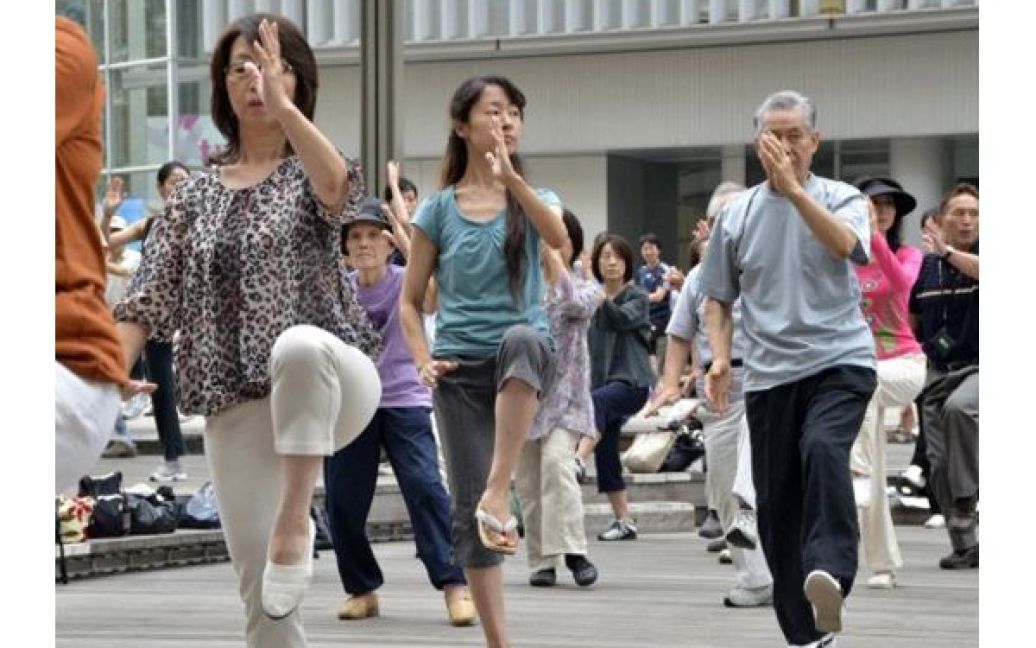 Японія, Токіо. Заняття з бойового мистецтва тай-чі у одному з парків Токіо. Фестиваль з тай-чі триватиме до 14 серпня. / © AFP