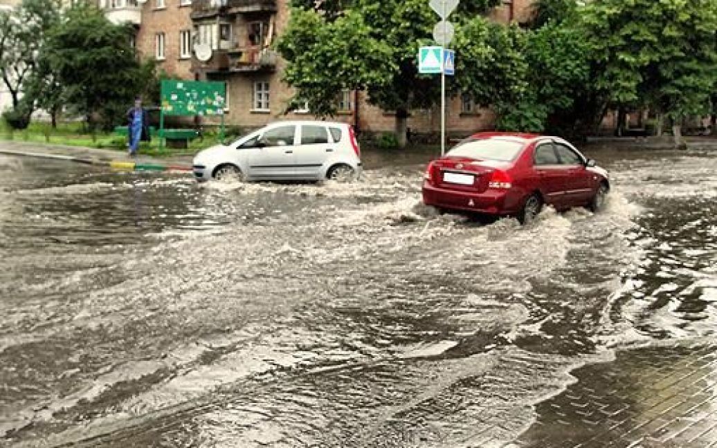 У Києві через сильні зливи було затоплено кілька вулиць, на дорогах маршрутки плавали по вікна у воді. / © Комсомольская правда в Украине