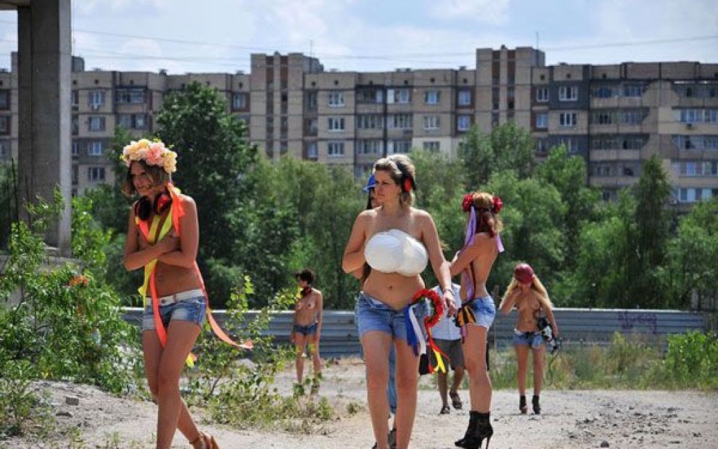 Жіночий рух FEMEN провів на київській довгобудові топлес-протест "Голі стіни". / © Жіночий рух FEMEN
