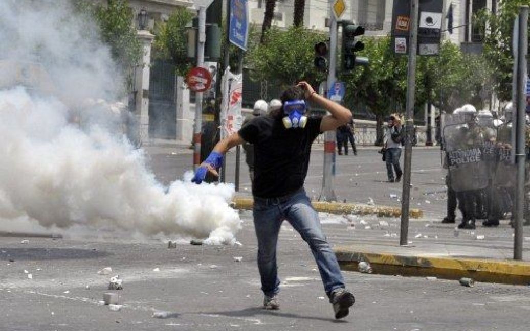 У Греції в ході масових безладів, спровакованих анархістами, майже 50 осіб отримали поранення. / © AFP